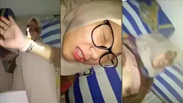 Bokep Jilbab SMA Kacamata Memek Tembem Langka Lumer Hot poster