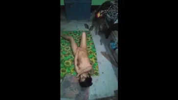 Ngentot Cewek Hijab Di Atas Alas Bunga Kualitas HD Sempurna poster